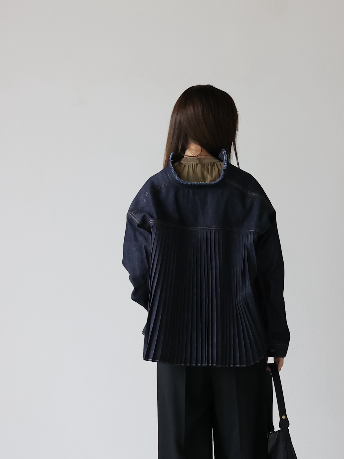 歩いている後ろ姿のシーン