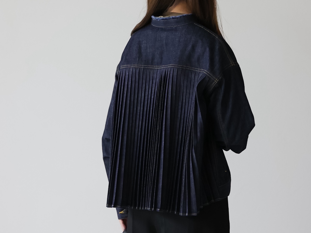 BACK PLEATS DENIM JACKET 後ろ姿